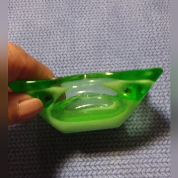 Vintage MCM cased green art glass dish - Picture 4 of 4
